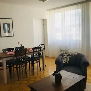 Apartment Mitten Im Achten. Zentrale In, Wien
